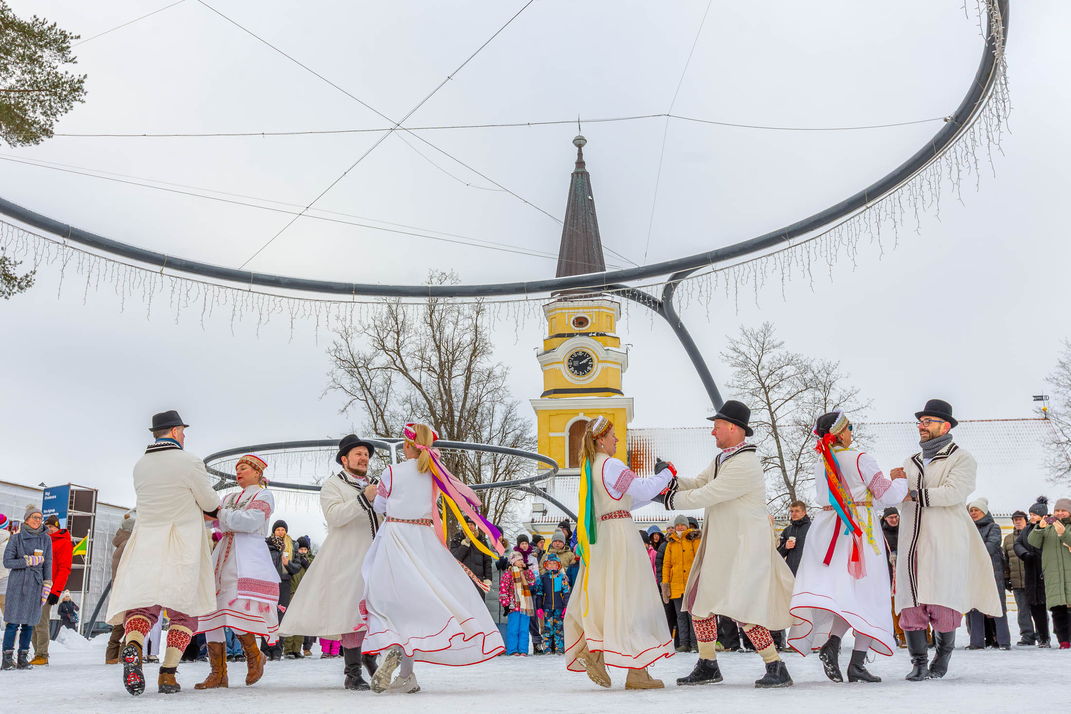 Võru keskväljakul koguneti suure südame tegemiseks kell 14. Esmalt lasti platsile segarahvatantsurühm ning toimusid sõnavõtud. Tõsisemaks tööks, südamesse kogunemiseks läks veerand tundi hiljem. Tulemused ja droonifotod südametest avaldatakse sõbrapäeval. Foto: AIGAR NAGEL